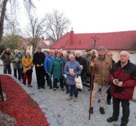 Die Glocken läuten, wir sammeln uns und gehen zum Bildstock „Jesus am Ölberg“