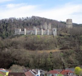Die sehenswerte Burgruine in Kirchschlag war eine bedeutende Grenzfestung gegen Osten.