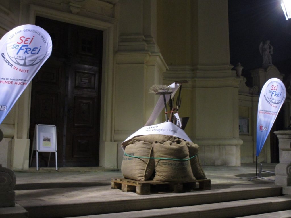 Symbolische Säcke für Saatgut und einfache Werkzeuge stehen als Zeichen für die Hilfe in Mosambik vor dem Eingang in die Pfarrkirche