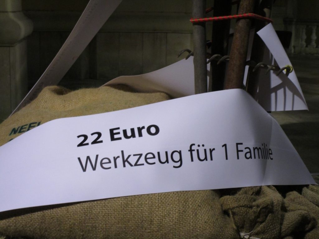 Auf bedruckten Schleifen stehen Hinweise wie man helfen kann