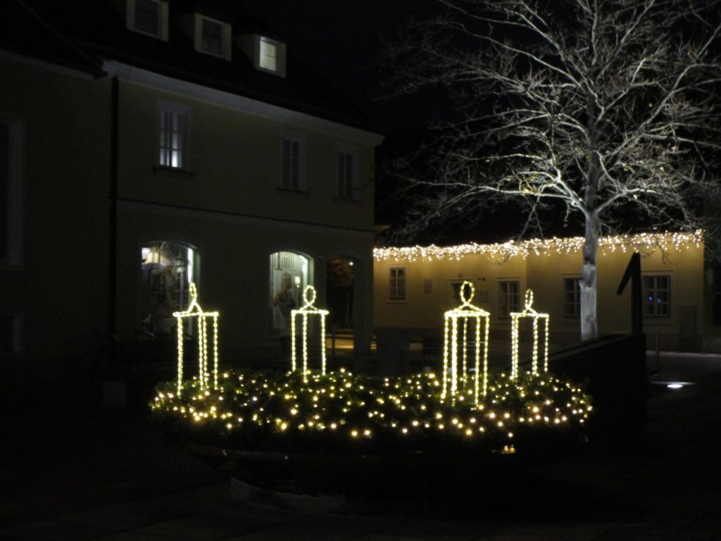 Am Schlossplatz vor der Kirche: Abschied von einem lichtreichen Advent Abend