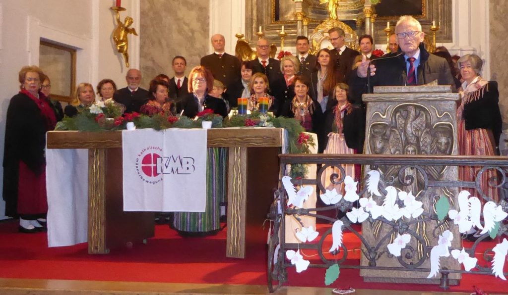 Norbert Püspök dankt dem Chor in der Kirche für seinen Einsatz