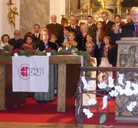 Norbert Püspök dankt dem Chor in der Kirche für seinen Einsatz