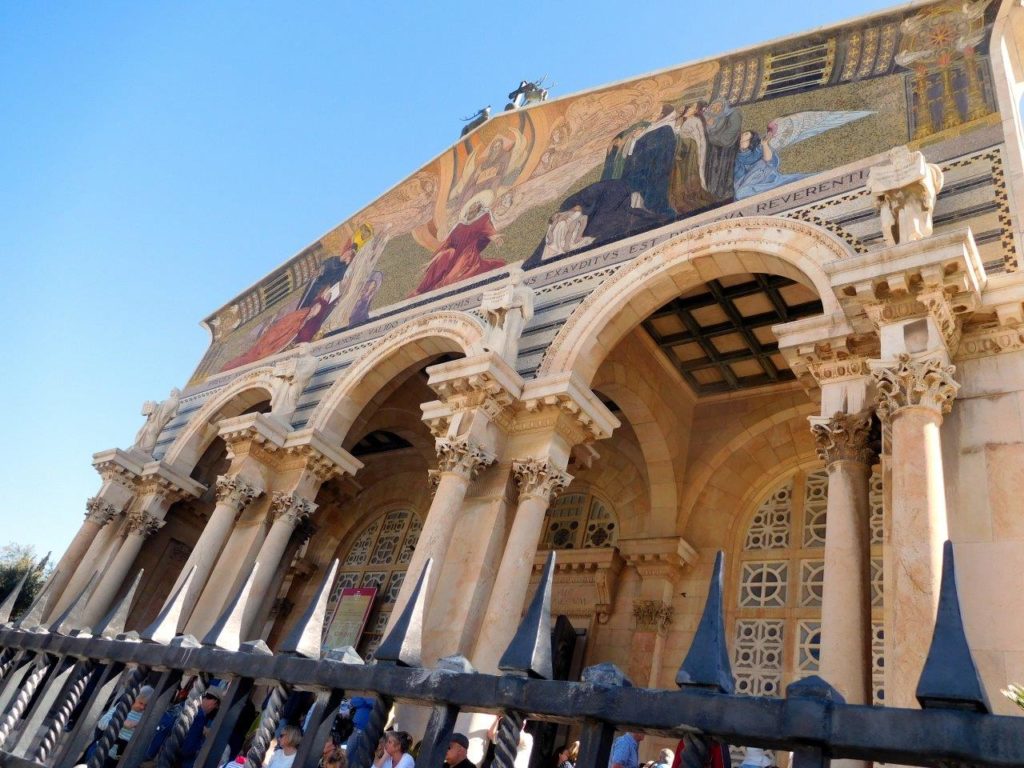 Kirche der Nationen am Ölberg (Todesangsbasilika) neben Gärten v. Gethsemane