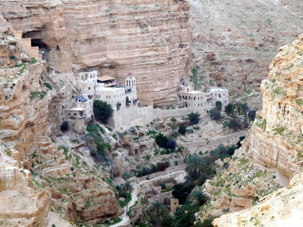 Georgskloster an Felswand mit Bergmesse