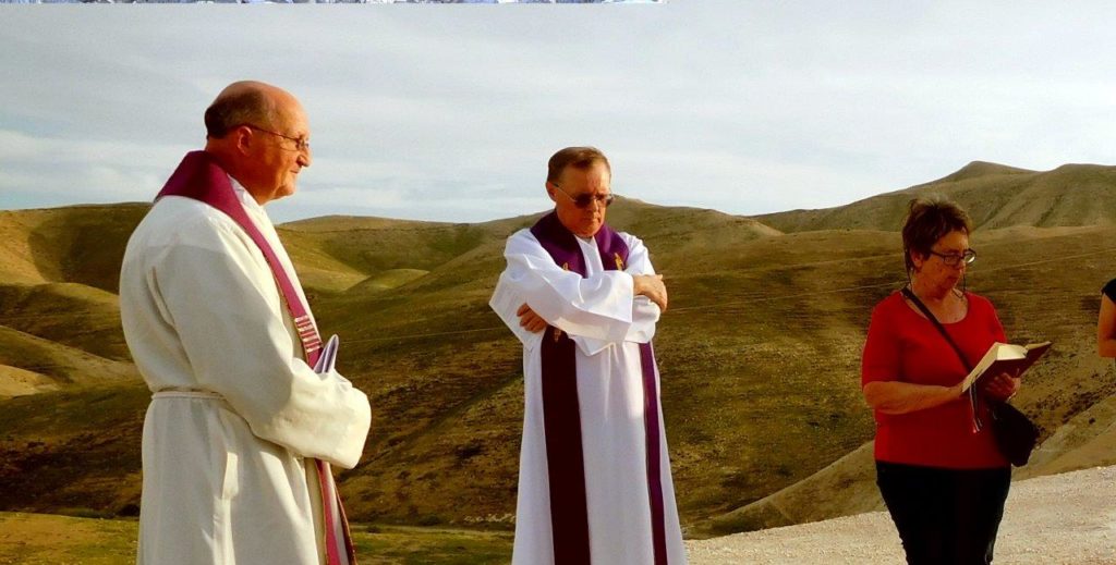 Georgskloster an Felswand mit Bergmesse