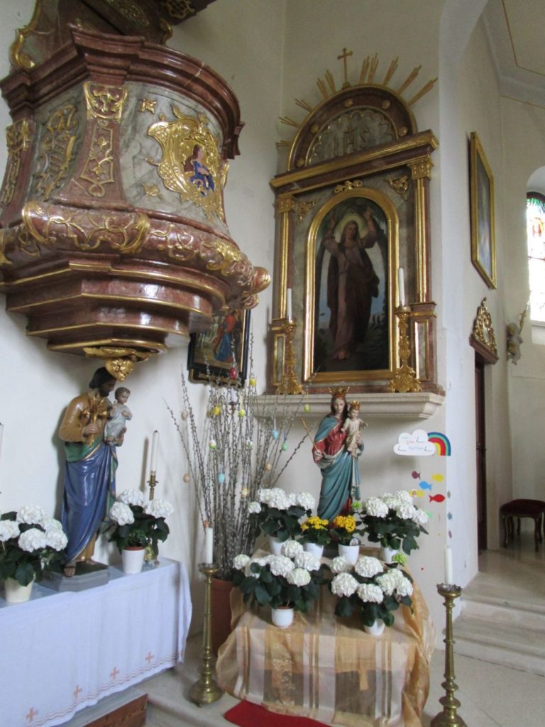 Im Wonnemonat darf der Maialtar reich geschmückt nicht fehlen