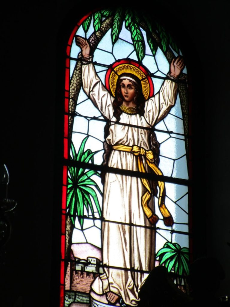 Auch im einem Kirchenfenster aus dem Jahr 1909 ist die Darstellung der Hl. Corona sichtbar