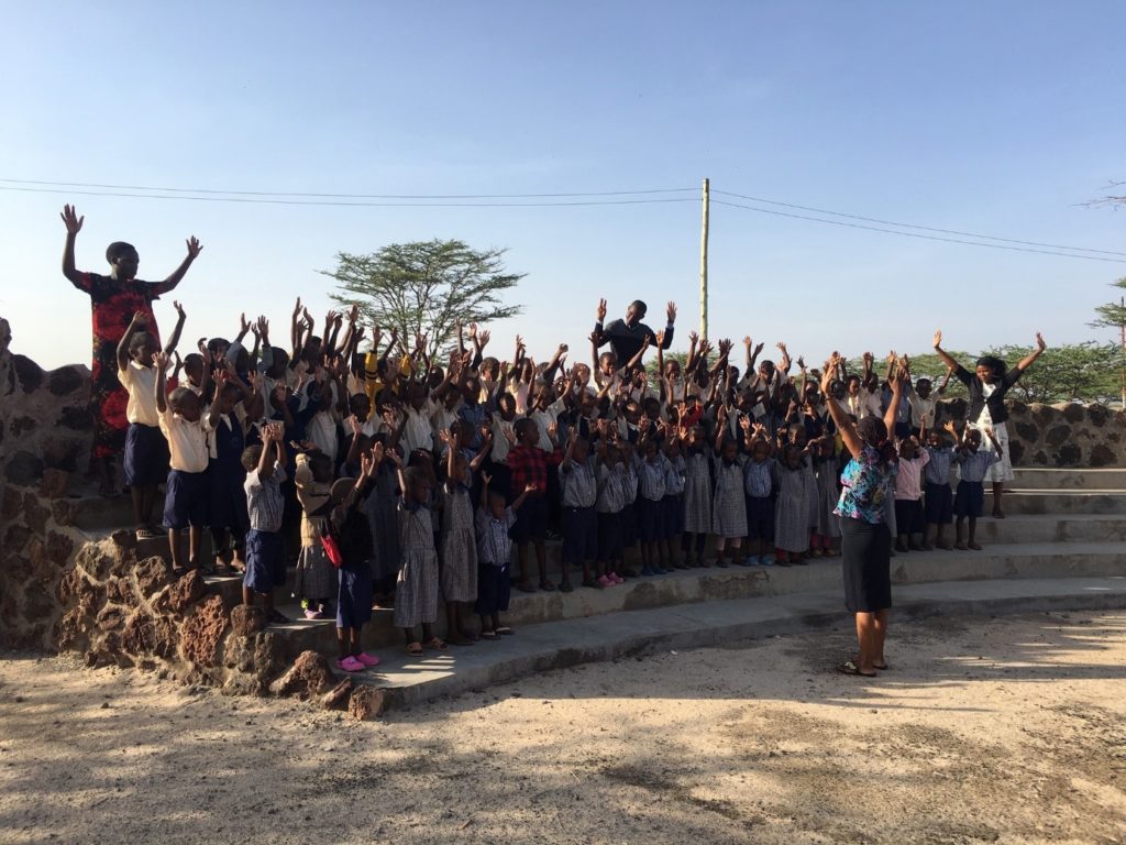 Kinder und Lehrer der P. Tablino Academy in Maikona, Diözese Marsabit, Kenia