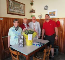 Das Ehepaar Schachenhuber mit Sohn (freudig überrascht) und Diözesankassier Wilhelm Weiss