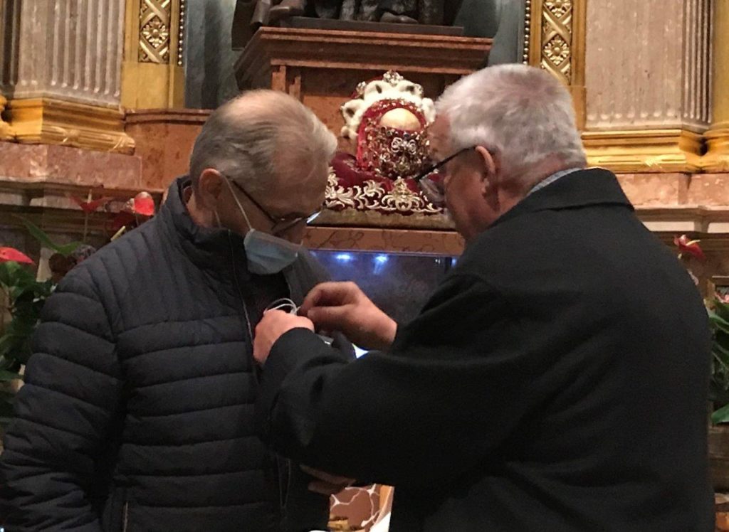 Übergabe des Ehrenzeichens an den Vikariatsvorsitzenden Franz Grassl