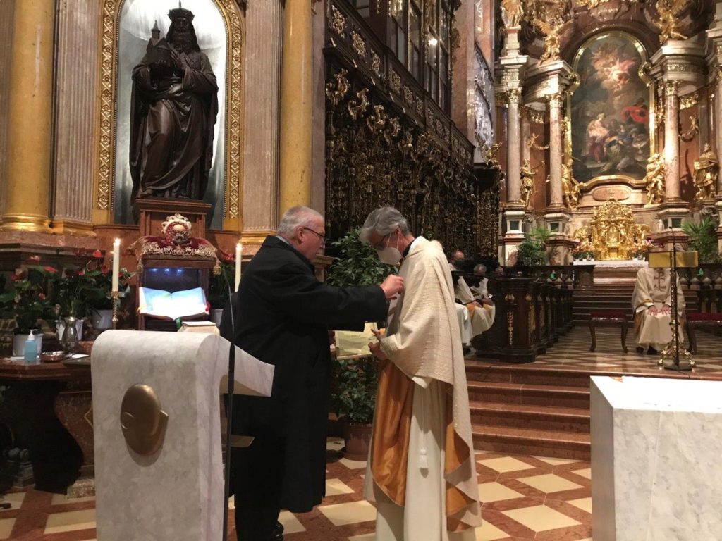 Übergabe des Ehrenzeichens an den Geistlichen Assistenten, Pfarrer Richard Posch