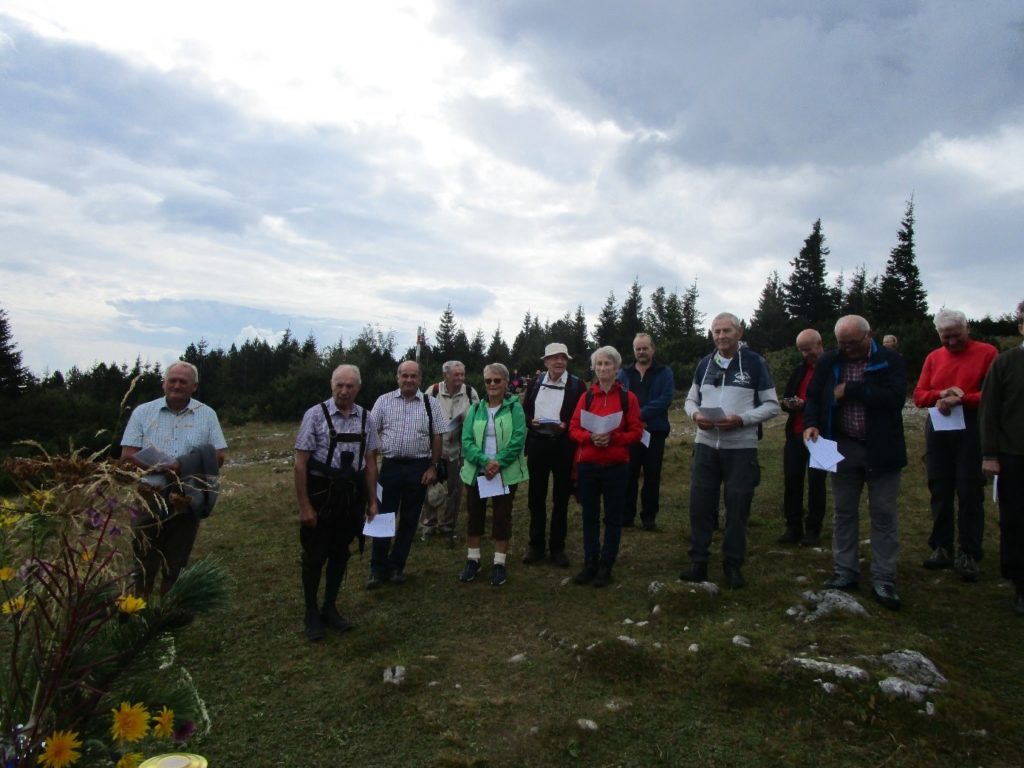 Ein Teil der Gottesdienst Gemeinde sammelt sich um den Altar