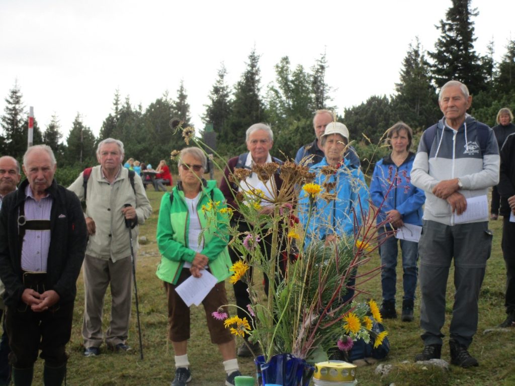 Schon sind wir dem mit Alpenblumen geschmückten Altar nahe