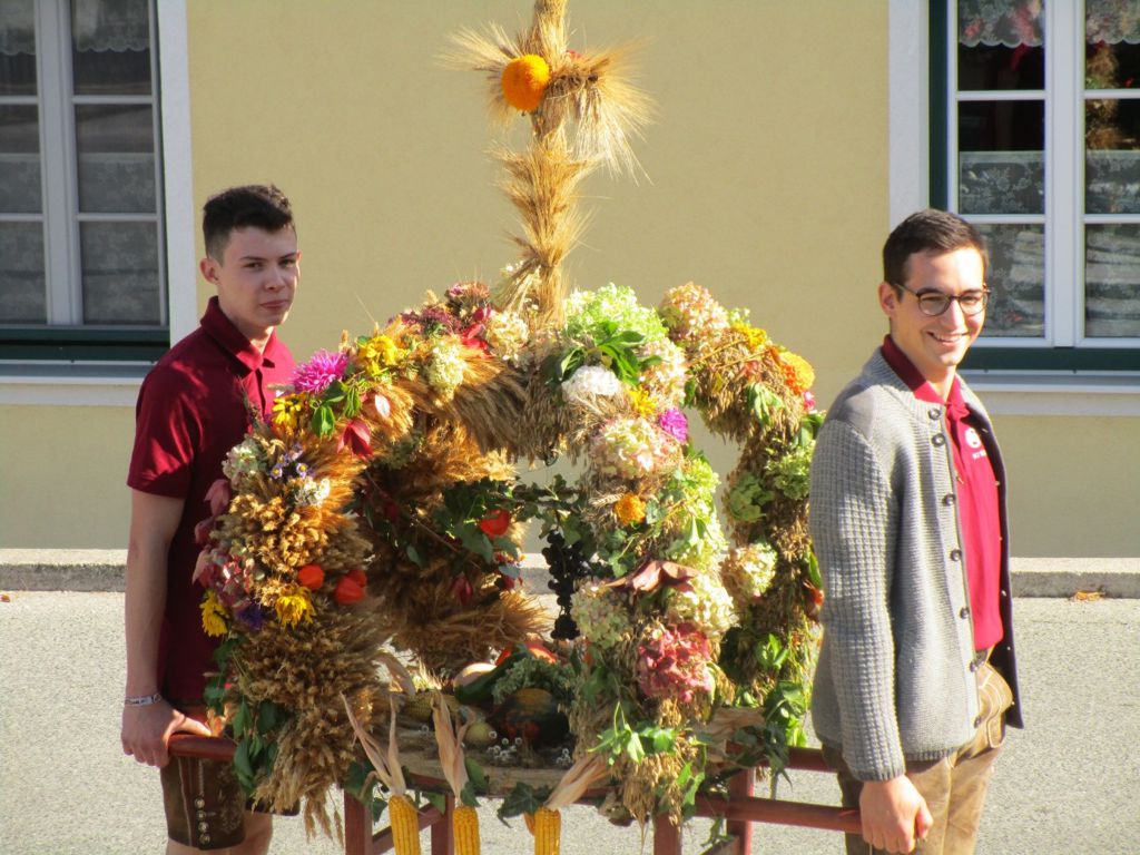 Die Erntekrone wird von der Katholischen Jugend in die Kirche getragen