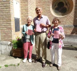 Frauen und Männer freuen sich über das Segensgebet der Großeltern für ihre Enkel