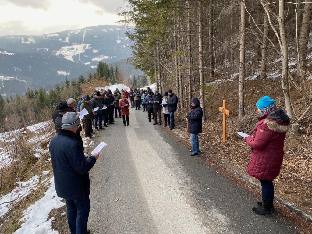 Die von der KMB St. Peter aufgestellten Holzkreuze mit Passionsbildern zeigten uns den Weg.