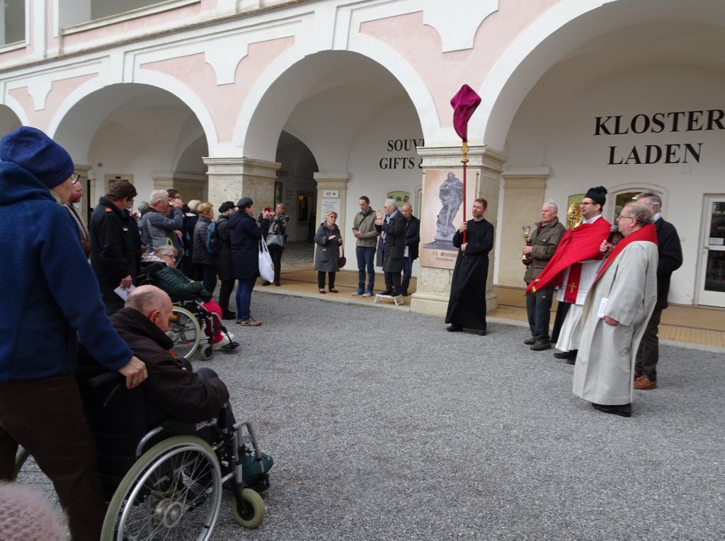 Pfarrer Bernhard Mucha lud alle zum gemeinsamen Gebet für den verstorbenen ehemaligen KMB-Vikariats- und Diözesanobmann Richard Wagner ein.