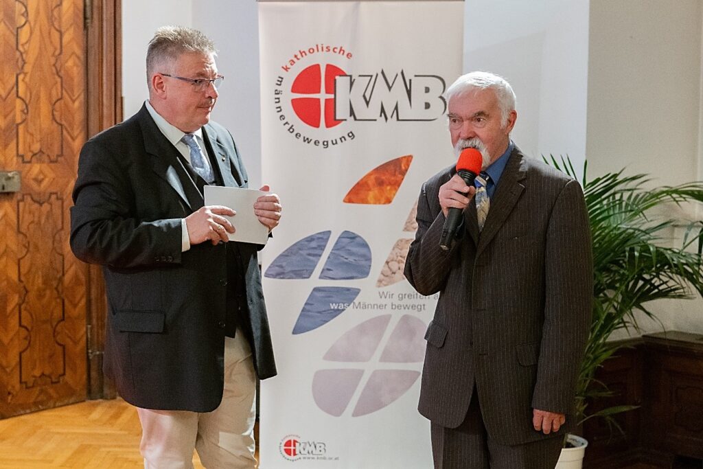 KMB Österreich Vorsitzender Mag. Ernest Theußl bei seinen Worten über den Romero Preis