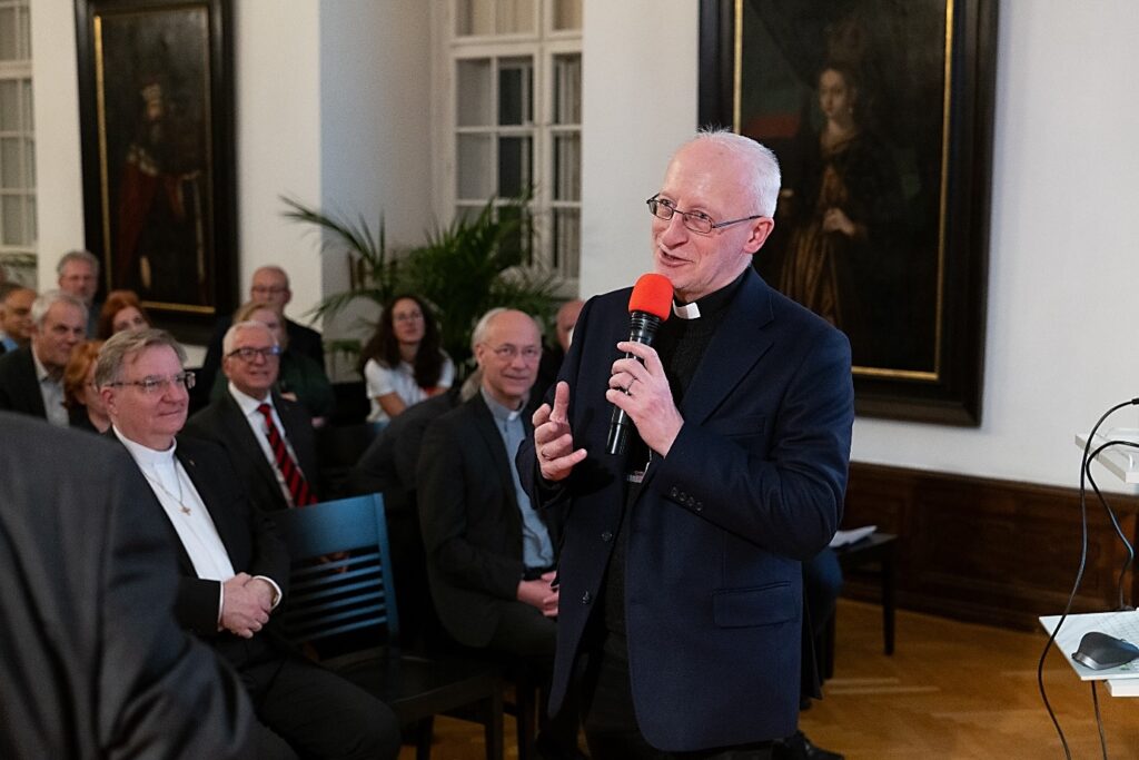 Weihbischof Mag. Dr. Franz Scharl bei seiner Laudatio zur Preisverleihung