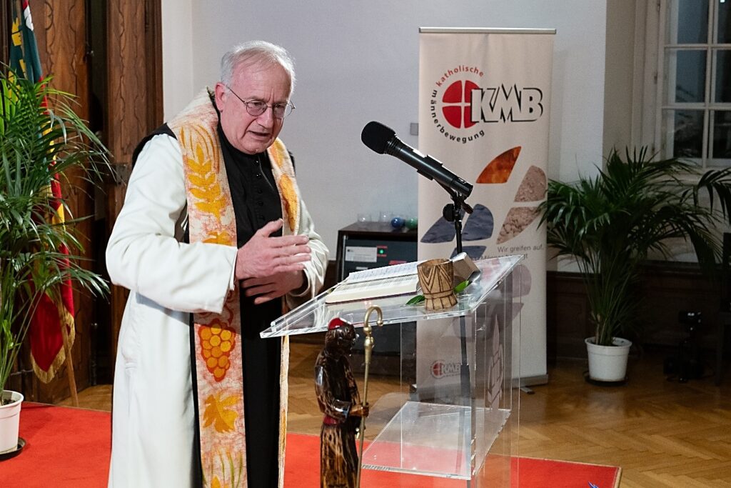 Segnung der Statue vom Hl. Erzbischof Oscar Romero durch Pater Walter Ludwig, OCist