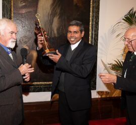 KMB Österreich Vorsitzender Mag. Ernest Theußl und KMB Wien Vorsitzender Johann Schachenhuber überreichen den Preis an Pater Dr. Sen Vellakada, MSFS