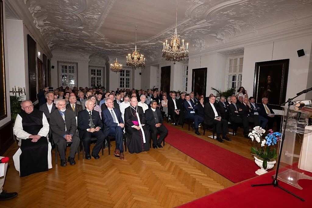 Ein Blick in den vollbesetzten Augustinus Saal mit den vielen Festgästen