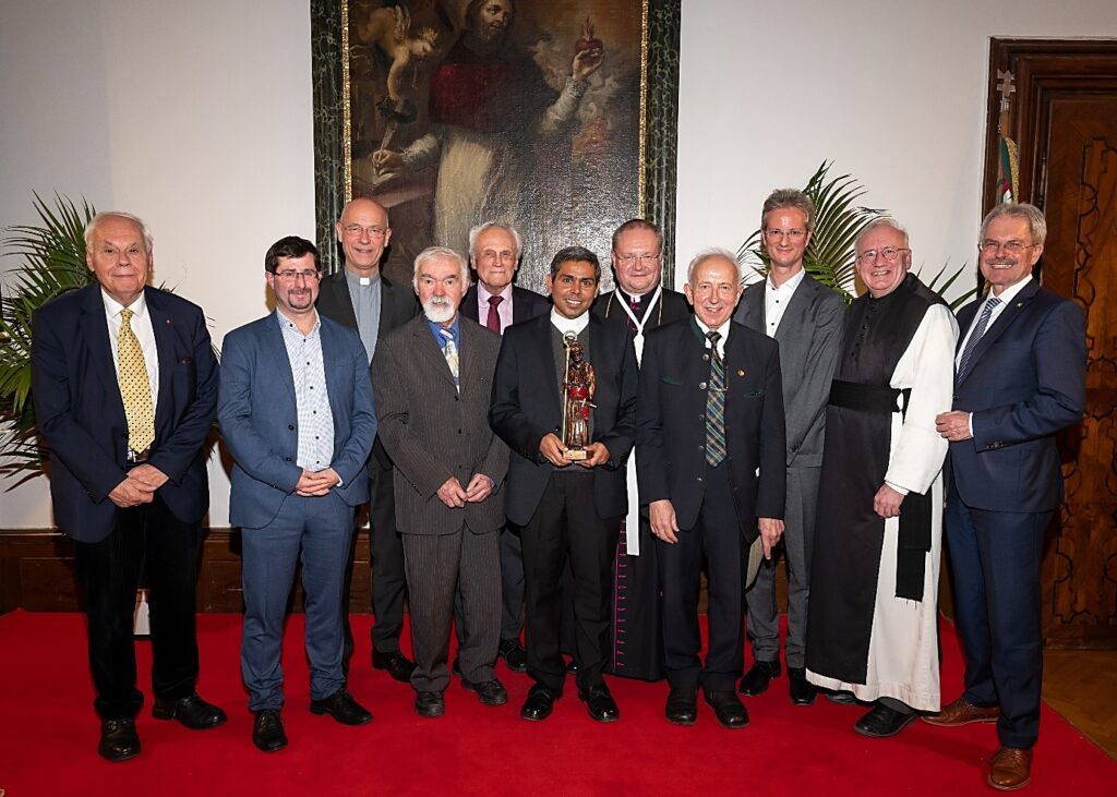 Unser Romero Preisträger mit Leitung und Freunden der KMB, mit Prominenz aus Klerus und Politik