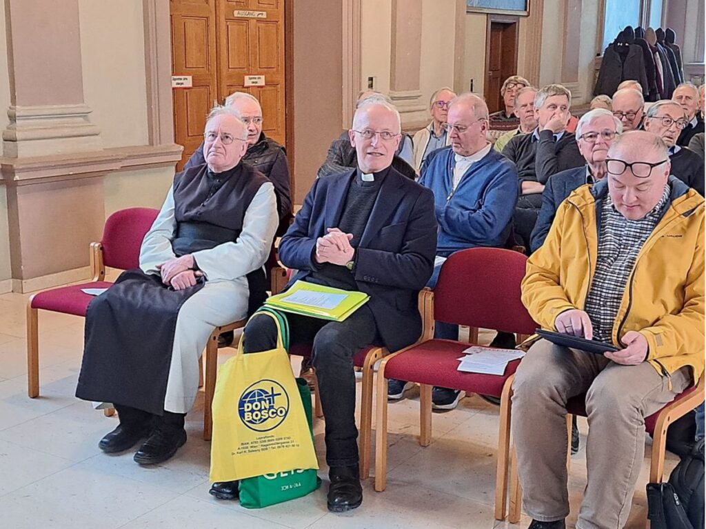 Geistlicher Assistent der KMB, P. Walter Ludwig, mit Weihbischof Dr. Franz Scharl vor der Eröffnung