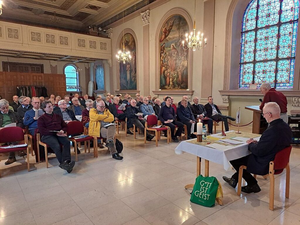 Ein Blick in den Theresiensaal, das ehemalige Kirchengebäude, seit 1971 als Veranstaltungssaal der Pfarre