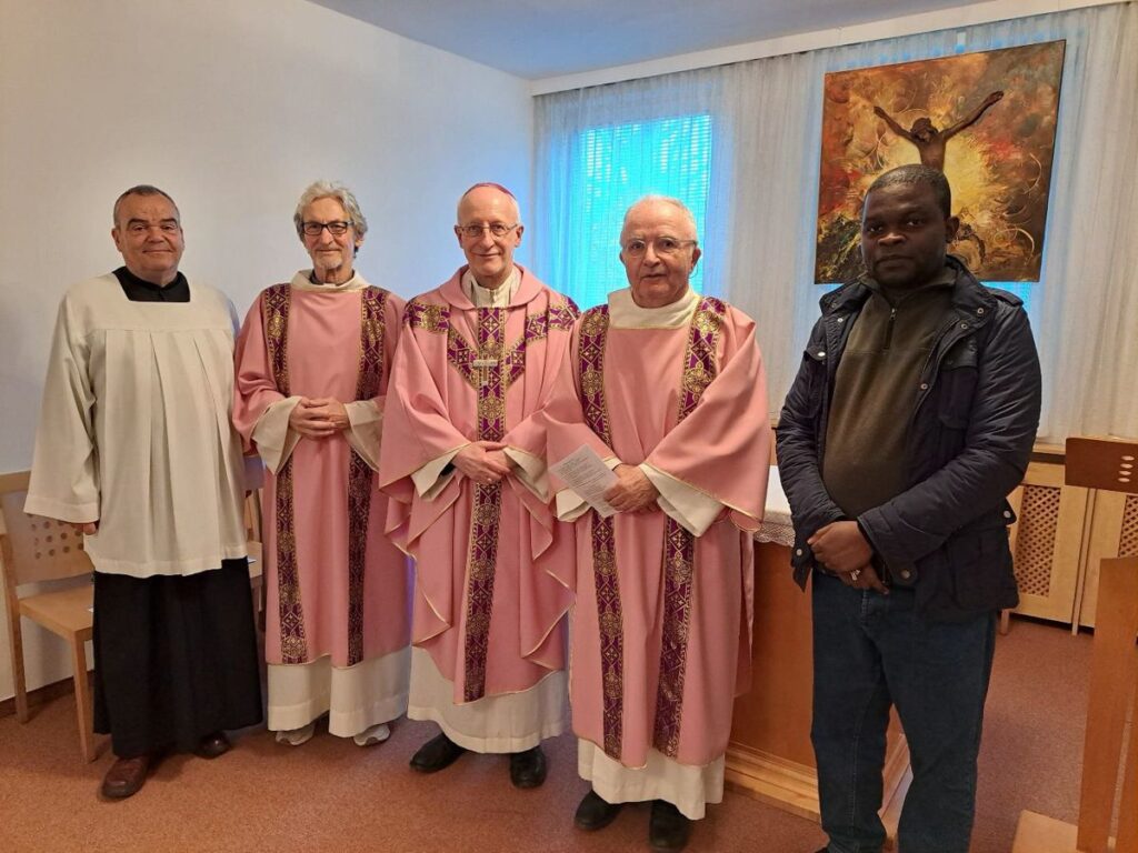 Weihbischof Mag. Dr. Franz Scharl mit Diakon Adalbert Havlicek und Diakon Ing. Peter Ernst, und Kaplan P. Olivier Ongway Matondo, SVD, und mit Ministrant Ing. Josef Stanitz aus Laxenburg vor der Eucharistiefeier