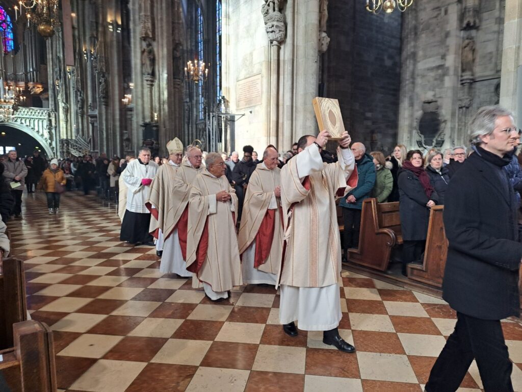 Festlicher Einzug zum Pontifikalamt am Christkönig Sonntag
