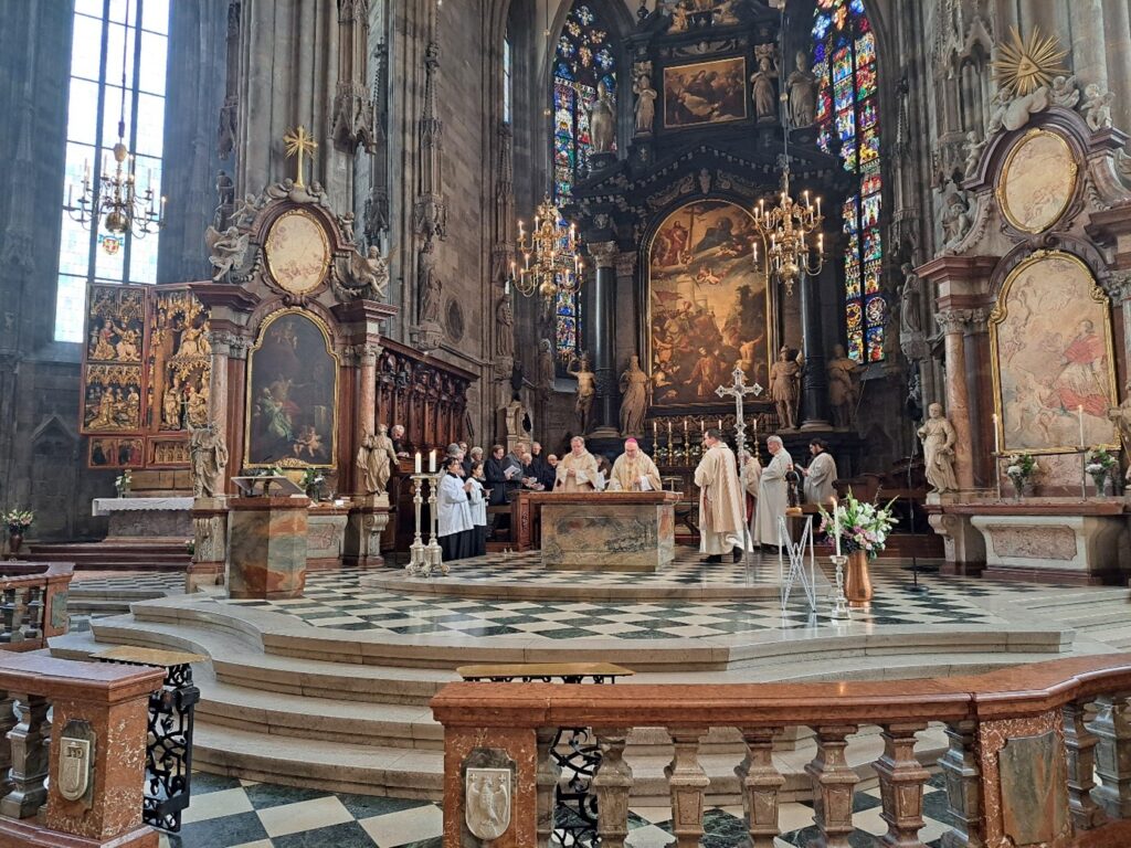 Die Eröffnung der Festmesse zu Ehren des Hl. Erzbischofs Oscar Romero