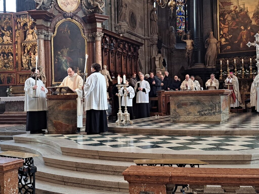 Diakon Friedrich Meisner verkündet das Lukas Evangelium vom Christkönig Sonntag