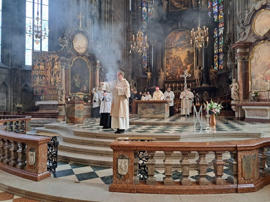 Diakon Peter Stroissnig bei der Inzens für alle Gläubigen in der Domkirche
