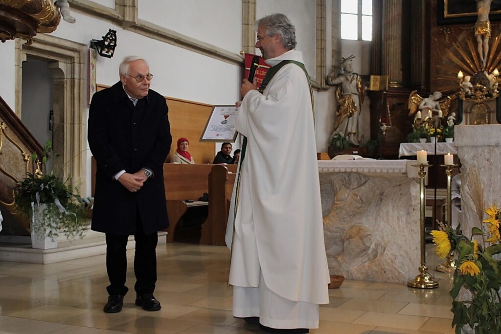 Überreichung der Dankurkunde mit einem kleinen Geschenk an Pfarrer Mag. Thomas Marosch am26. Oktober, dem Österreichischen Nationalfeiertag, durch Diözesankassier Willi Weiss