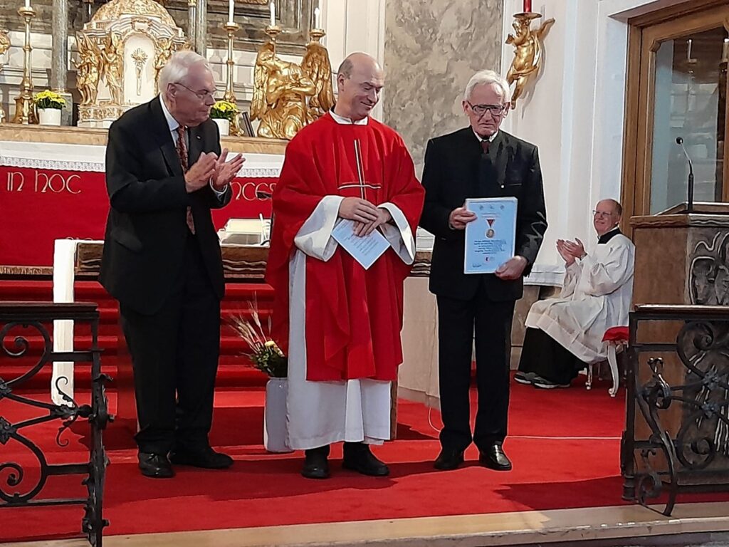 Überreichung der Dankurkunde mit einem kleinen Geschenk an Pfarrer Dr. Vasile Ciobanu am 14. September, dem Titularfest der Kirche, Kreuzerhöhung, durch Diözesankassier Willi Weiss