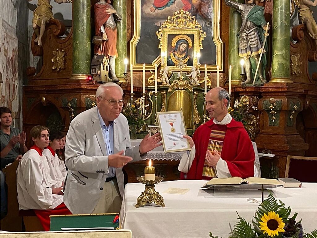 Überreichung der Dankurkunde mit einem kleinen Geschenk an Pfarrer Mag. Thomas Rath am 25. Juli, dem Patroziniumsfest der Kirche, Hl. Apostel Jakobus, durch Diözesankassier Willi Weiss.