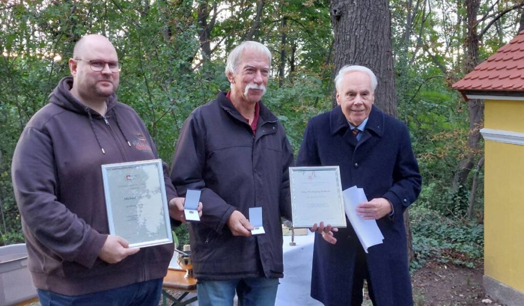 Michael Poklop und Ing. Wolfgang Stöberl mit ihren Ehrenzeichen in Silber und Vikariatsobmann Wilhelm Weiss