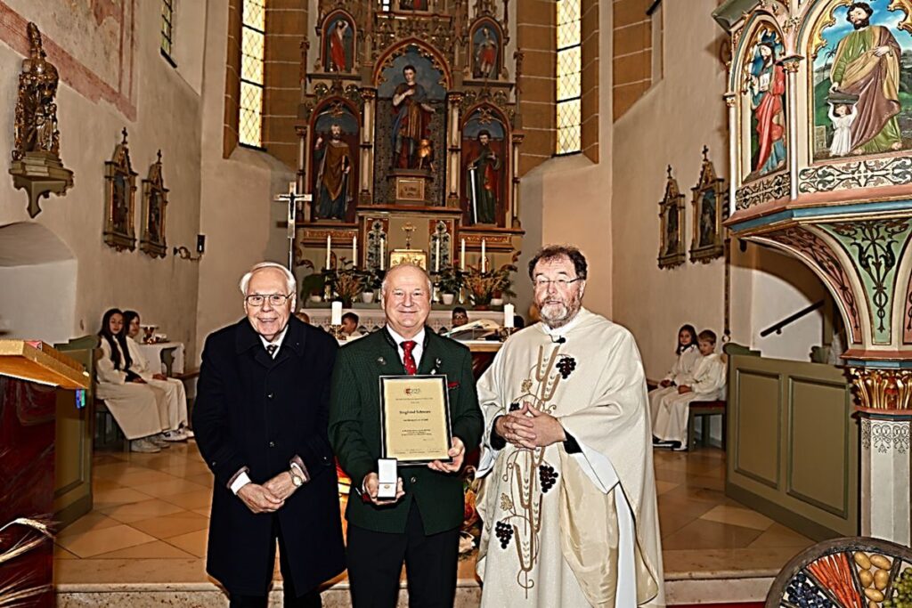 Siegfried Schwarz und sein Ehrenzeichen in Gold, mit Pfarrer Ulrich Dambeck und Vikariatsobmann Wilhelm Weiss