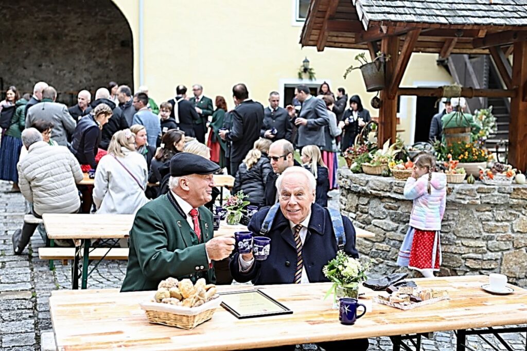 Einmalig fröhliche Stimmung beim Erntedankfest mit über 400 Personen