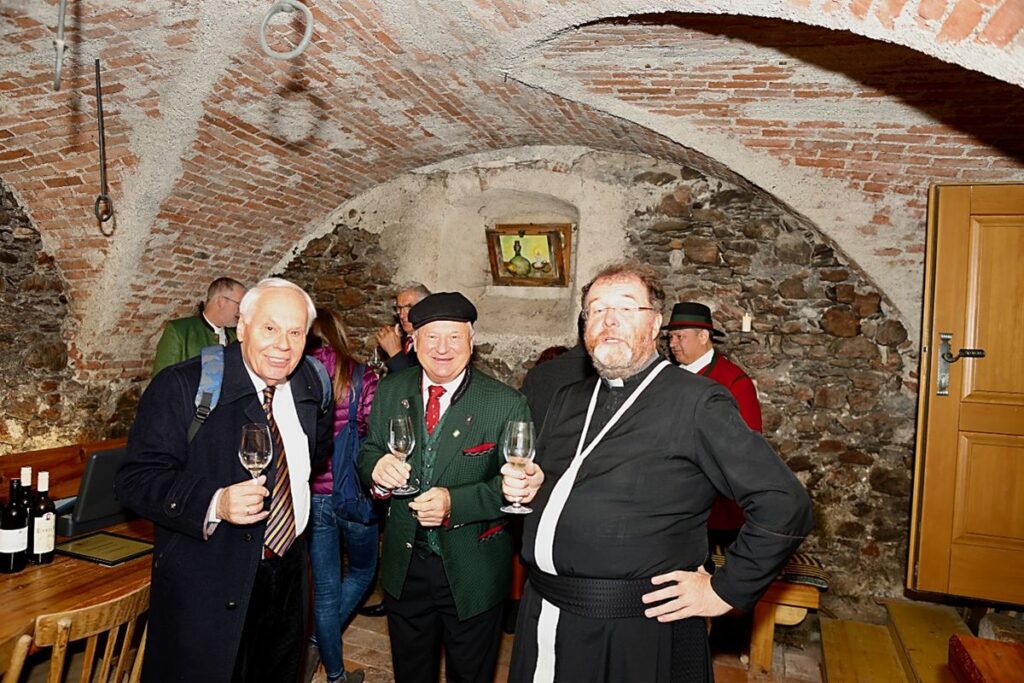 Im Kellergewölbe der Ordenspfarre bei einem exzellenten Glas Wein