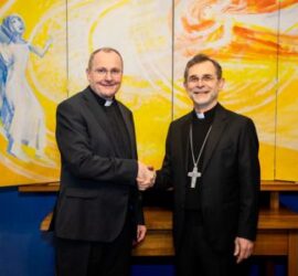 Bischofsvikar Richard Kager mit Erzbischof Josef Grünwidl