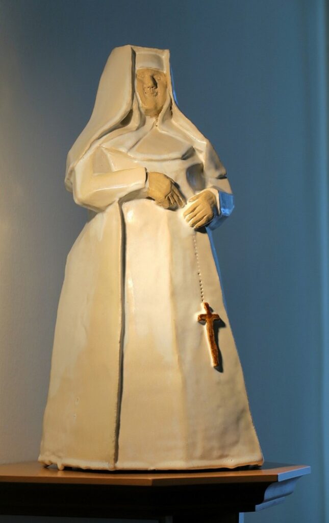 Keramikstatur von Lukas Philippovich (2017), in der Sr.-Maria-Restituta-Kapelle, Kirche Herz-Jesu, Mödling-Schöffelstadt (Foto: Pollheimer)