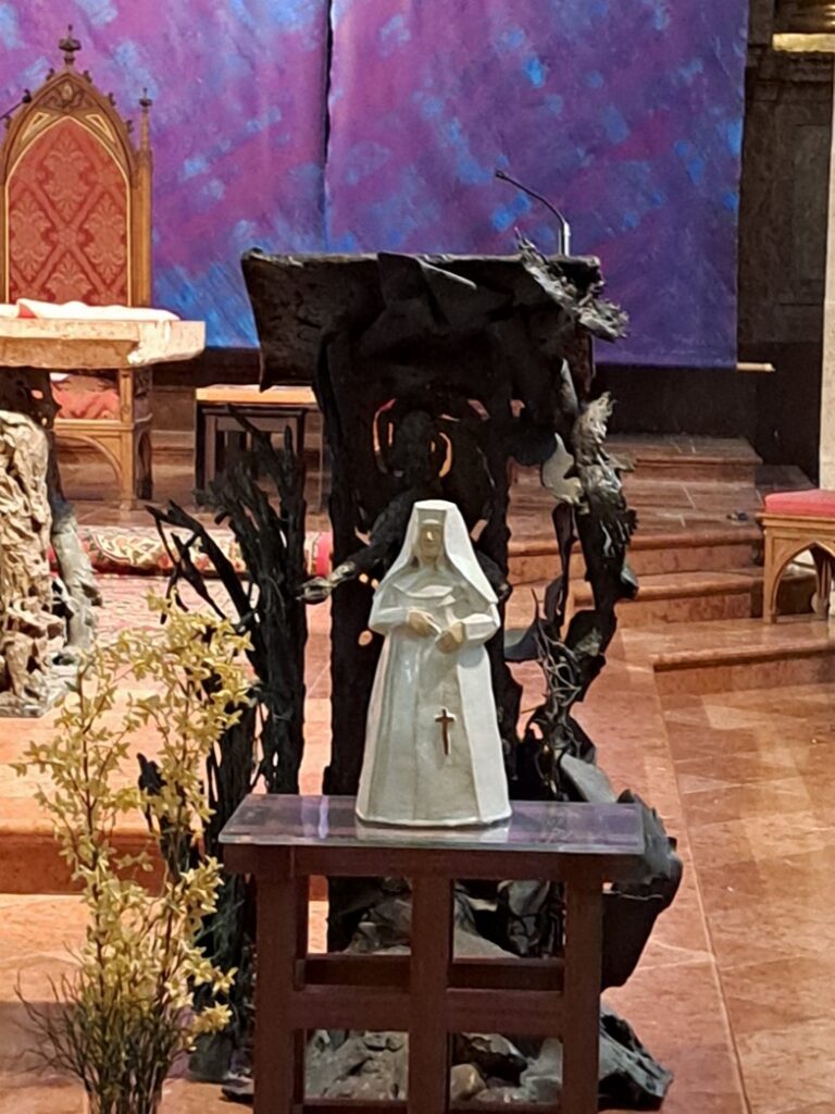 Die Keramikstatur der Seligen Schwester Restituta von Lukas Philippovich, signifikant beim Ambo, dem „Altar des Wortes“ in St. Othmar