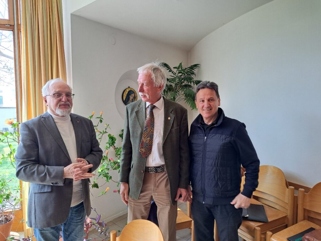 Der Wahlkommissionsleiter nach der Wahl mit dem neuen Vorsitzenden und Schriftführer