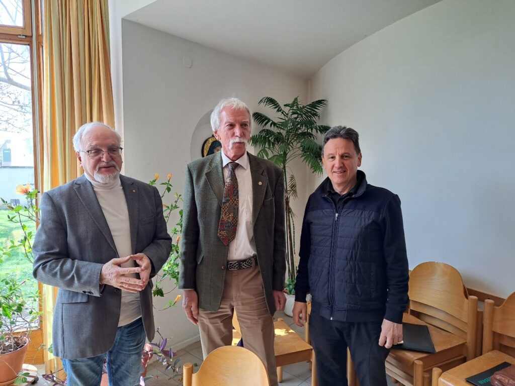 Der Wahlkommissionsleiter nach der Wahl mit dem neuen Vorsitzenden und Schriftführer
