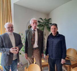 Der Wahlkommissionsleiter nach der Wahl mit dem neuen Vorsitzenden und Schriftführer
