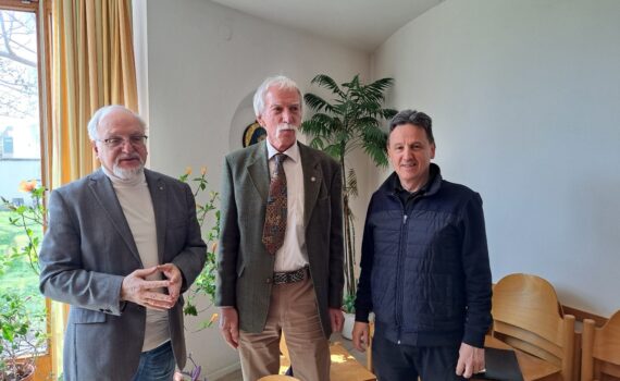 Der Wahlkommissionsleiter nach der Wahl mit dem neuen Vorsitzenden und Schriftführer