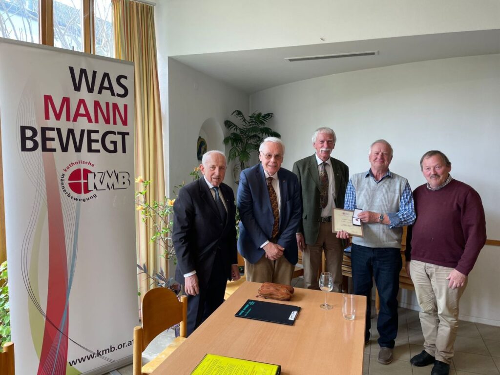 Ehrung von Pfarrobmann Josef Pucher für langjährige verdienstvolle Mitarbeit